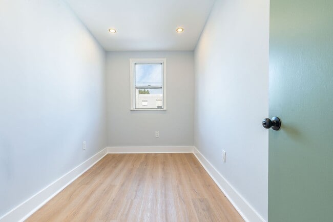Building Photo - Newly Renovated 2-Bedroom 1-Bathroom Home in Port Richmond Available Now!