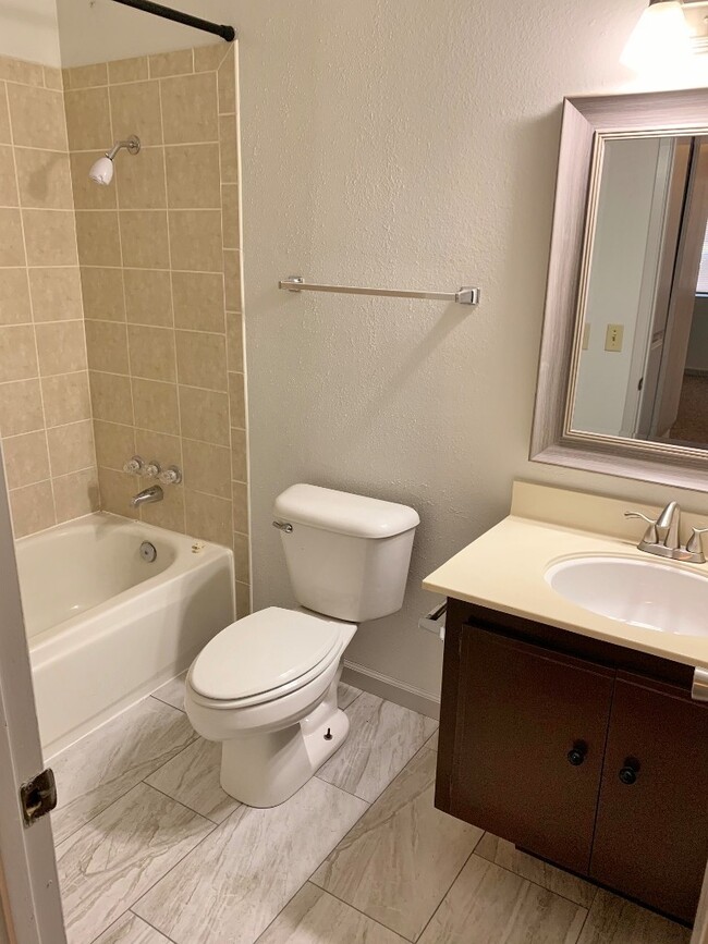 Building Photo - 3 Bedroom One Story Corner Lot Dixon *STAR...