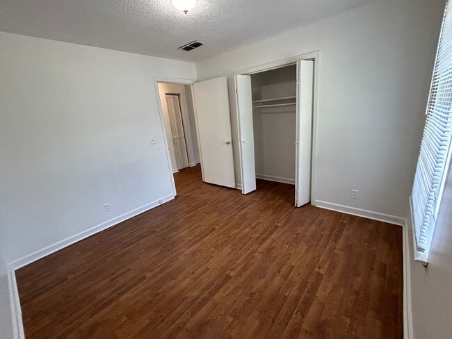 Building Photo - 2BR/1BA Move-In Ready Hermitage Property !