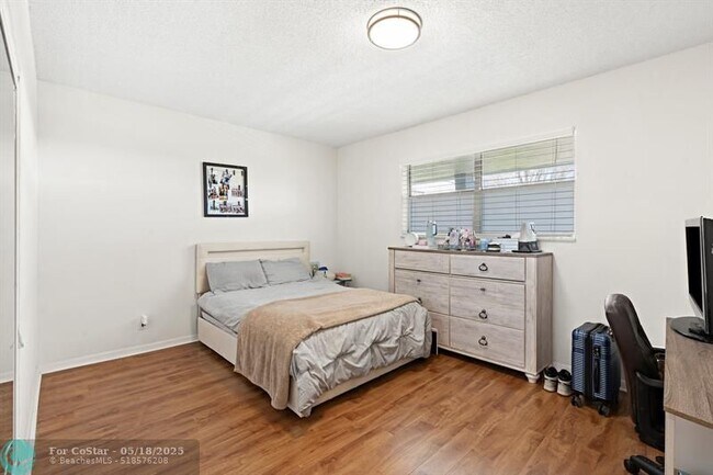 Building Photo - 2960 Riverside Dr