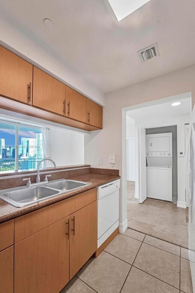 Building Photo - 2475 Brickell Ave