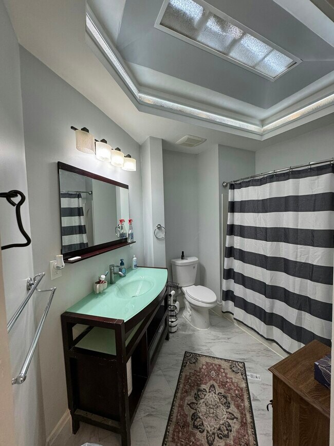 Building Photo - 109 1/2 East 6th Street, Unit 10
