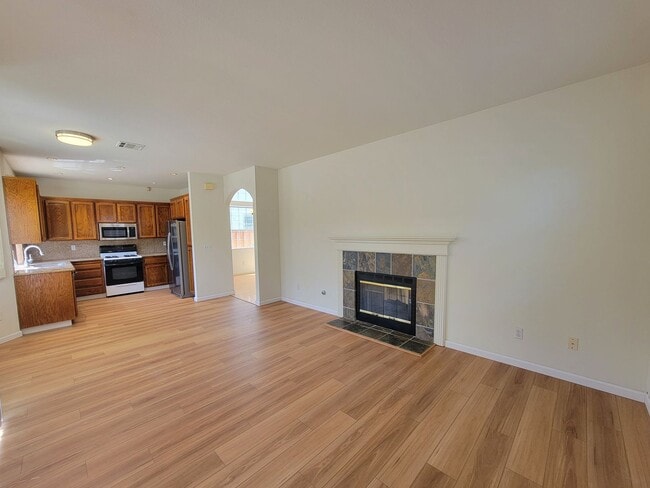 Building Photo - Lovely and Spacious 4-bedroom Beauty in De...