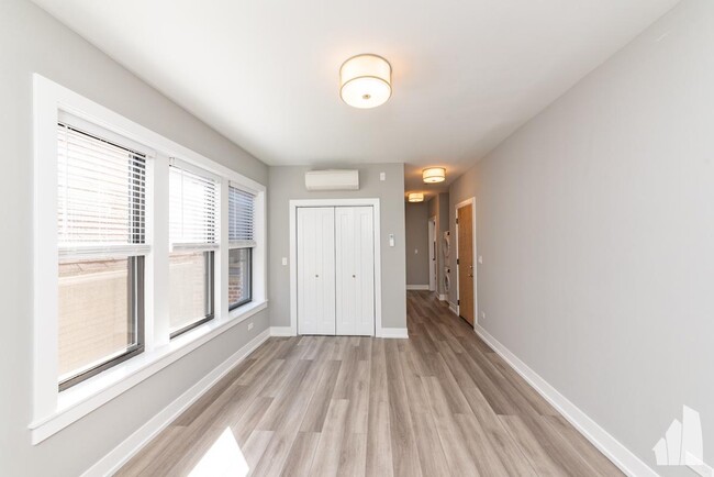 Building Photo - 2 bedroom in Chicago IL 60613