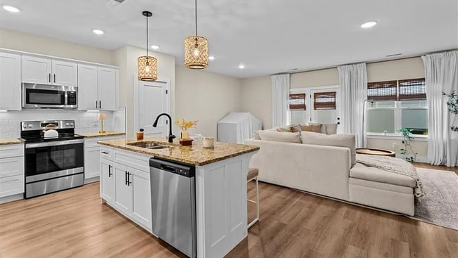 Building Photo - Like new modern maintenance free 3 bedroom 2.5 bath townhouse in Greensboro. Lawn care included.
