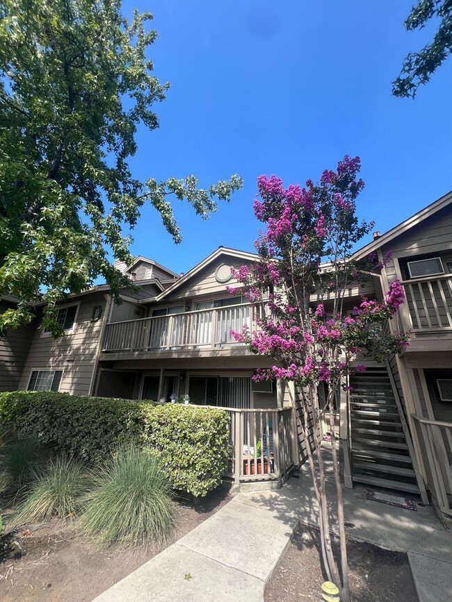 Building Photo - Extremely Well Maintained Upstairs 1/1 Condo Near Light Rail Now Available!