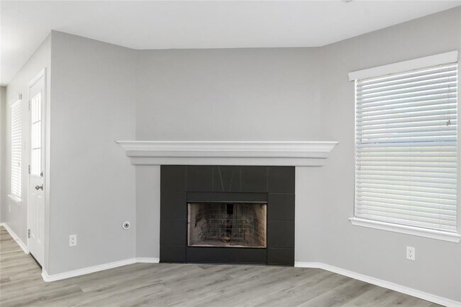 Building Photo - 20231 Niagara Falls Dr