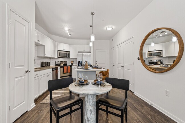 Building Photo - Debut Soco