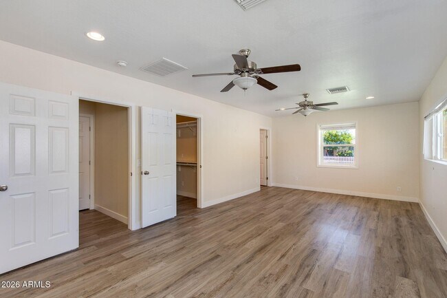 Building Photo - 5002 E Mitchell Dr