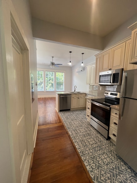 Building Photo - 514 E 8th St