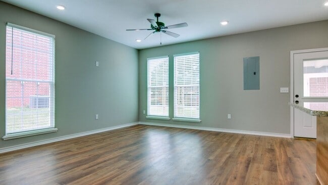 Building Photo - 4 Bedroom PG Townhome for Rent!