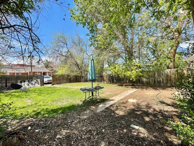 Building Photo - AVAILABLE NOW! Move-In Special! Half Off F...
