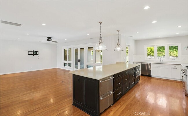 Building Photo - 933 W Riviera Dr