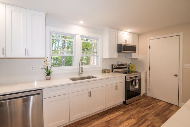 Building Photo - 11 Chatham St