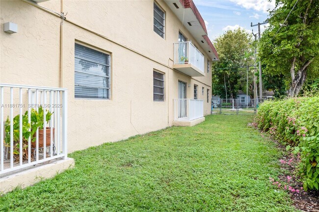 Building Photo - 2661 SW 11th St