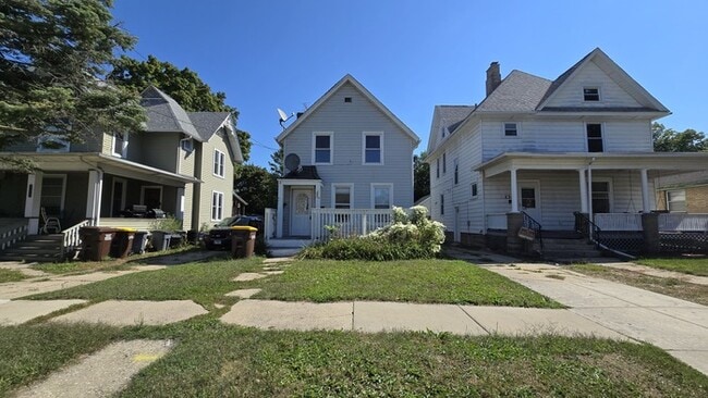 Building Photo - Charming 2-Bedroom Home in Rockford – Upda...