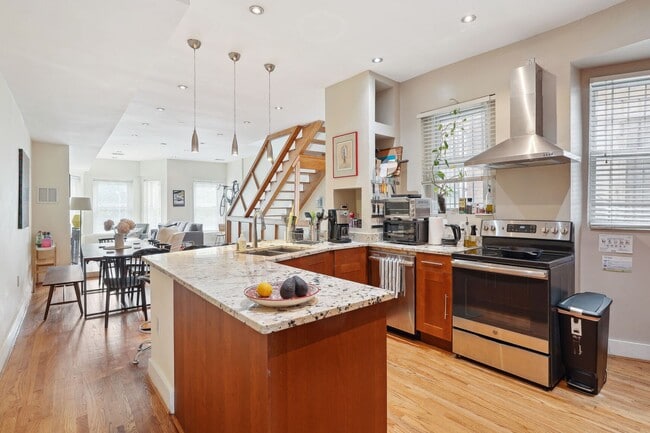 Building Photo - Beautiful 3br/4ba Columbia Heights Home wi...