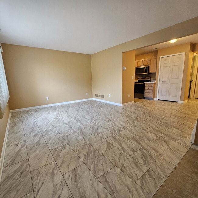 Building Photo - 2 Bedroom, 1.5 Bathroom Townhouse. Large L...