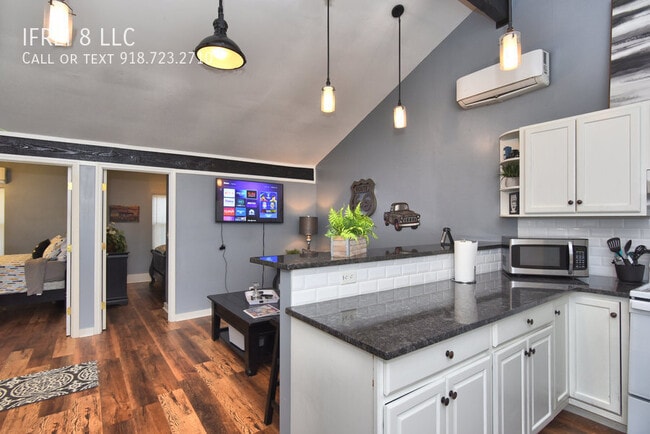 Building Photo - 2204 1/2 E 14th Street-