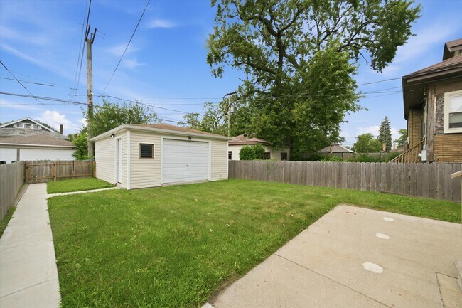 Building Photo - 8326 S Luella Ave