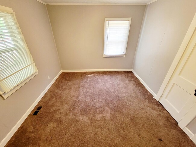 Building Photo - Cozy 2-Bedroom Home for Rent in Burlington!