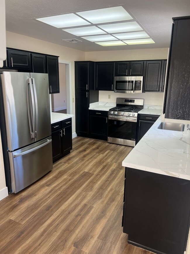 Building Photo - Beautifully Updated 2 Bedroom, 2 Bathroom ...