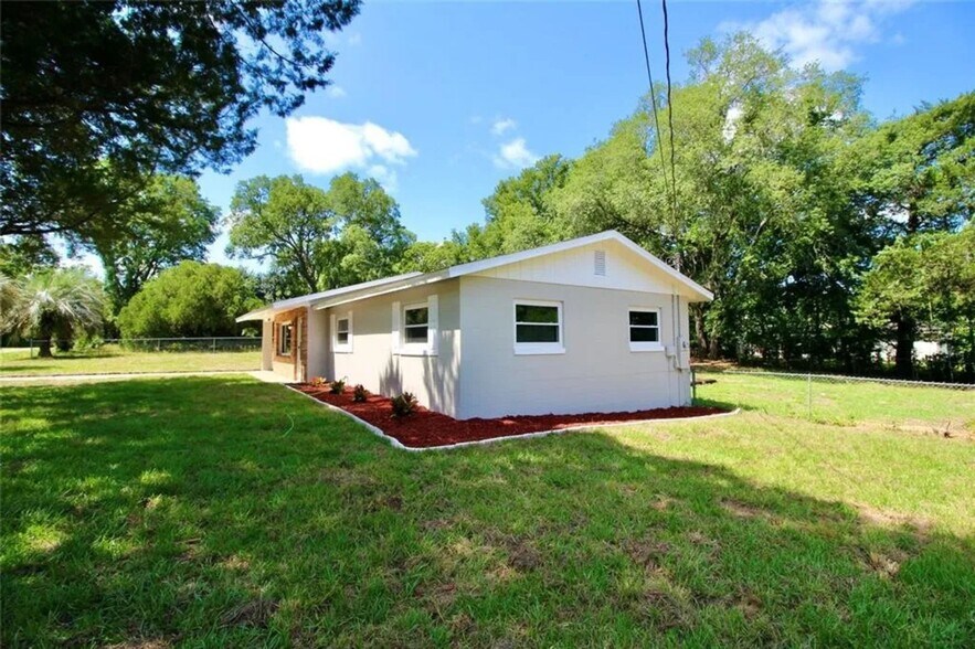 Building Photo - 2912 NE 25th Ct