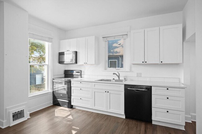 Building Photo - Charming 3 Bed 2 Bath Emerson Garfield Rem...