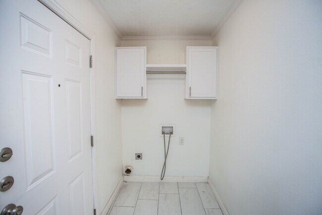Building Photo - Move-In Ready! Stunning Home with Modern U...