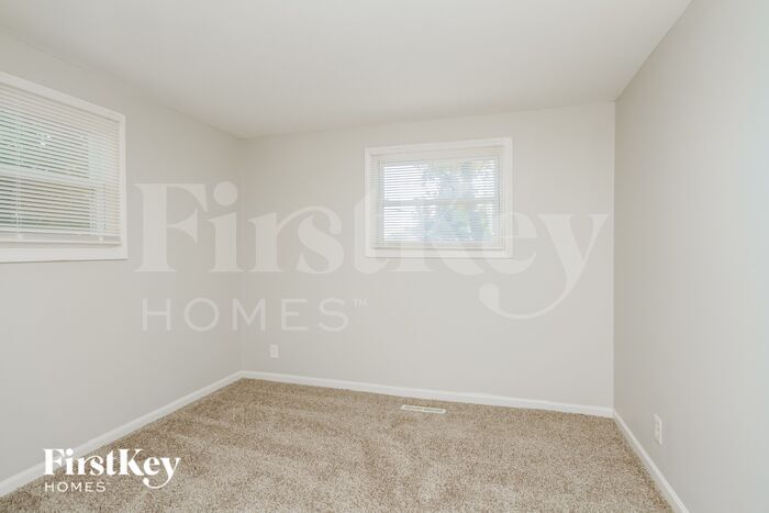 Building Photo - 905 Garfield Dr