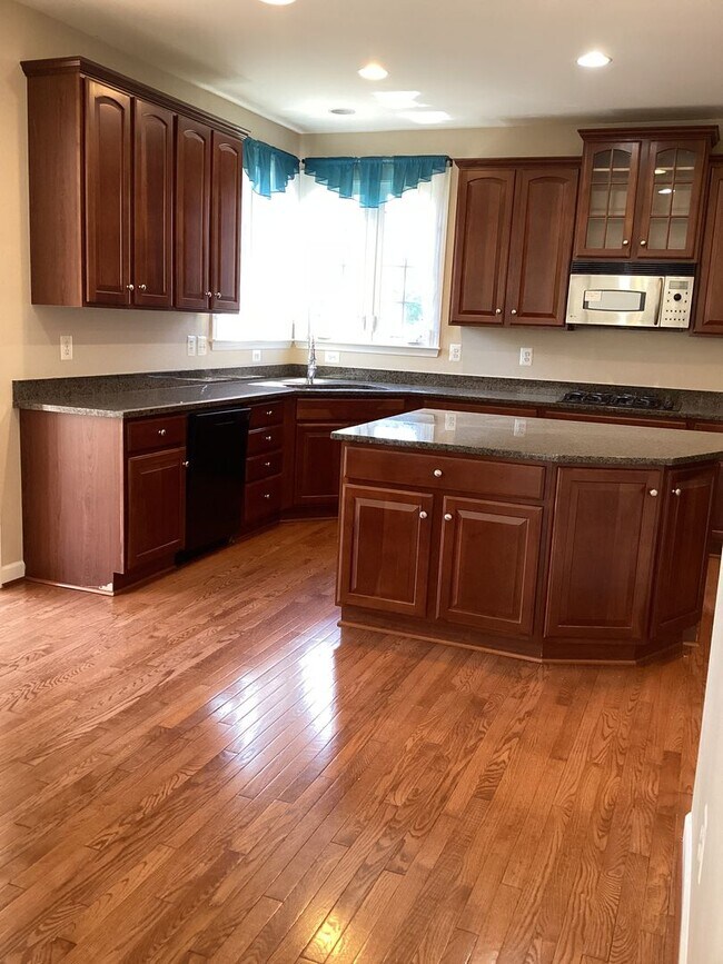 Building Photo - House in Country Club Estates