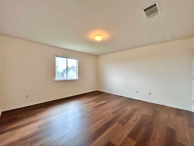 Building Photo - 102 Adamae Ln