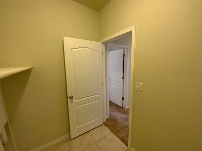 Building Photo - Beautiful 3 Bedroom Single Story Home Available Near Northern Blvd NW & Rainbow Blvd NE!