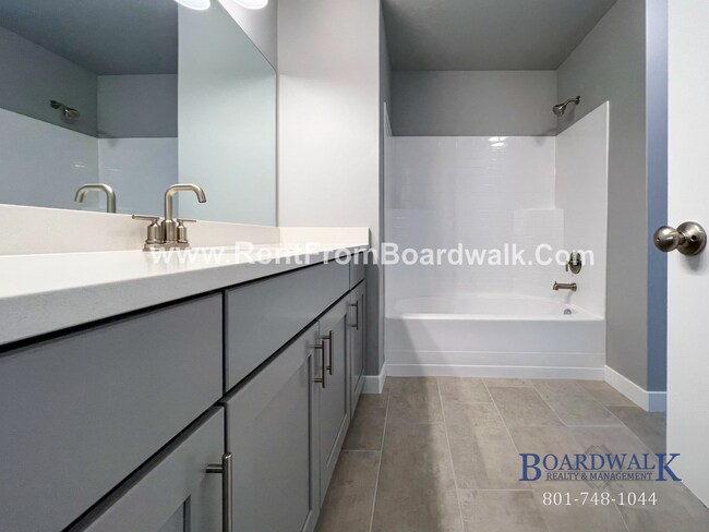 Building Photo - Modern Town Home in Highland!
