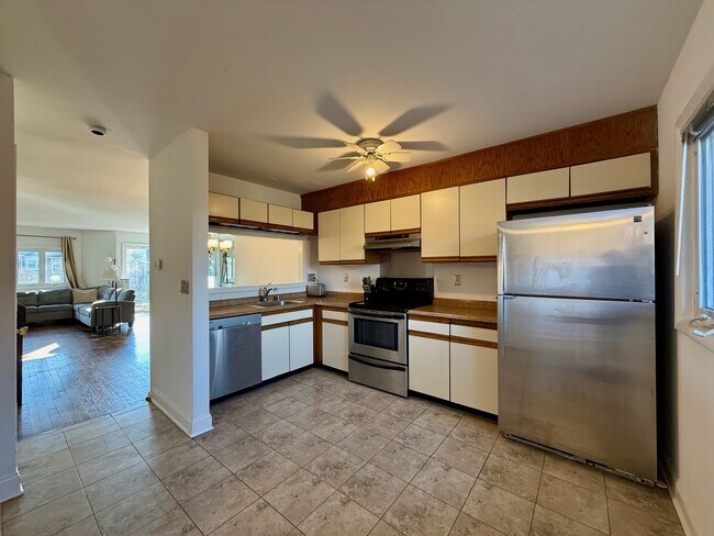 Building Photo - 28 Servan Ct