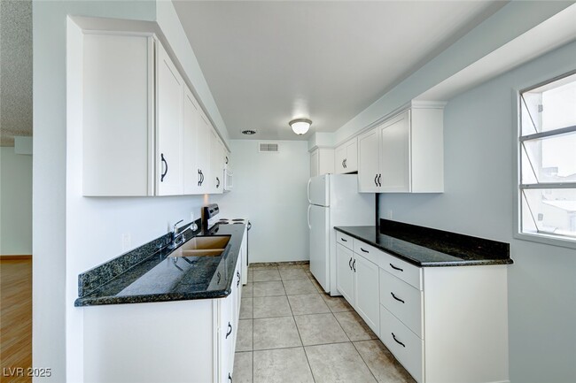 Building Photo - 1700 Rexford Dr