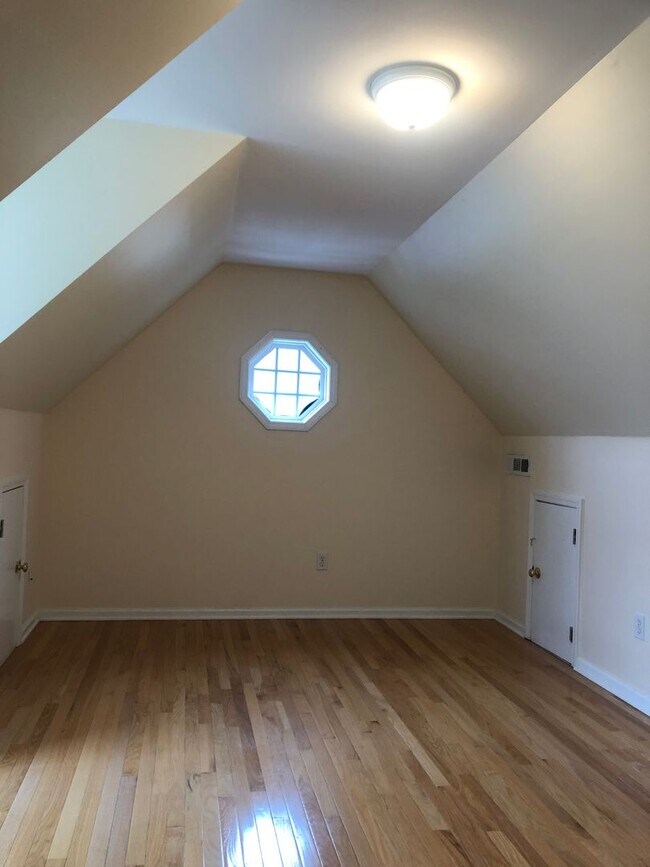 Building Photo - Greenville, 3BD/2.5 plus bonus, 1839SF