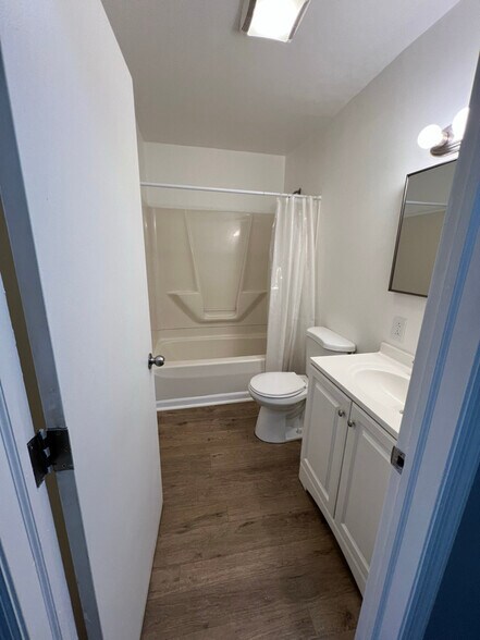 Building Photo - 8 Van Buren St