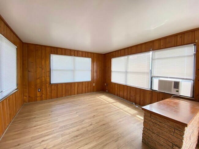 Building Photo - 907 Dowd Ave
