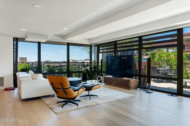 Building Photo - 7147 E Rancho Vista Dr