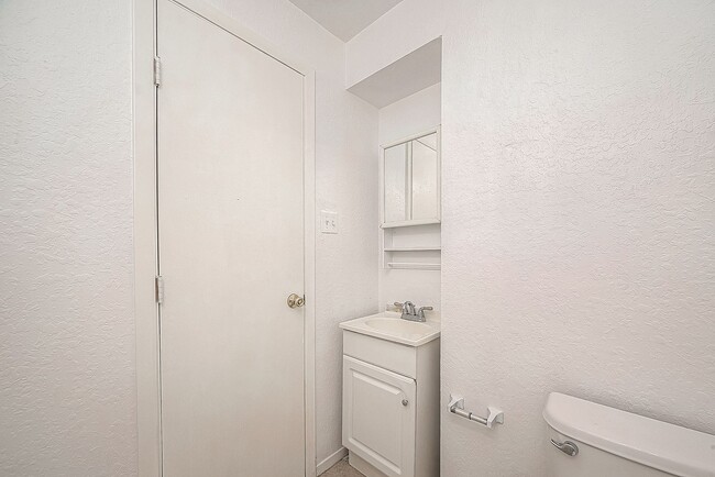 Building Photo - For Lease | Efficiency 1 Bath | 600 Sq Ft ...