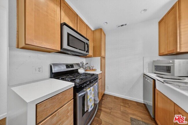 Building Photo - 6838 Haywood St