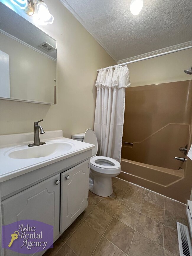 Building Photo - Charming 3bd/2ba House In West Jefferson