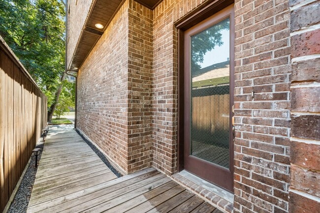 Building Photo - 819 Algregg St