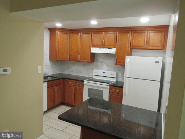 Building Photo - 820A Putnam Blvd