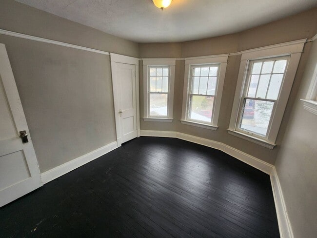 Building Photo - Charming 4-Bedroom Property in Prime Location