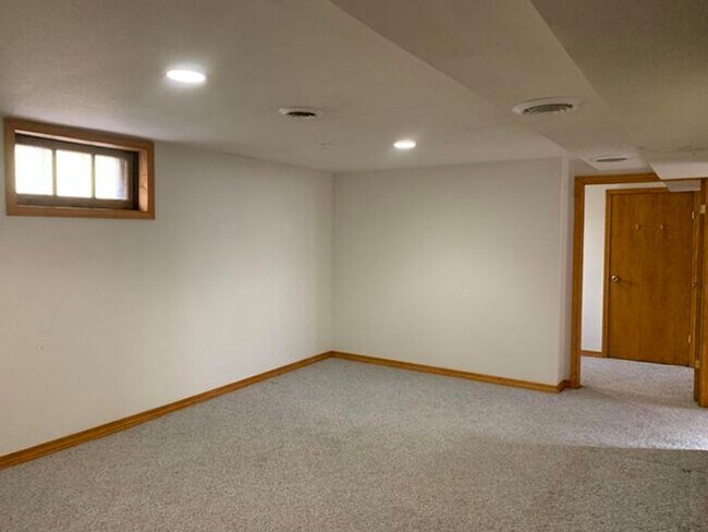 Building Photo - 4 Bedroom Single-Family House in Shorewood