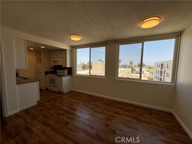 Building Photo - 230 Linden Ave