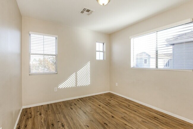 Building Photo - 3905 W Park St