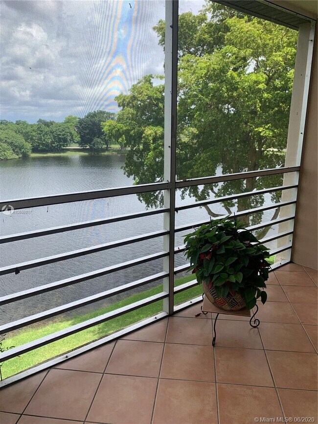 Building Photo - 9450 Poinciana Pl